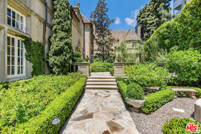 10335 Wilshire Boulevard, Los Angeles CA: https://media.crmls.org/mediaz/7b1f05c4-459c-4f07-9d9a-2eab5e7728fb.jpg
