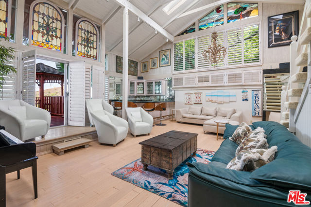 27004 PACIFIC COAST Highway, Malibu CA: https://media.crmls.org/mediaz/7b1f5be9-a800-4c0b-b3f5-ef7bf2ad135a.jpg