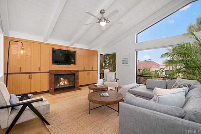 2127 Heather Ln, Del Mar CA: https://media.crmls.org/mediaz/7b203b70-8ebc-4fb3-80e9-75a4d58d5550.jpg