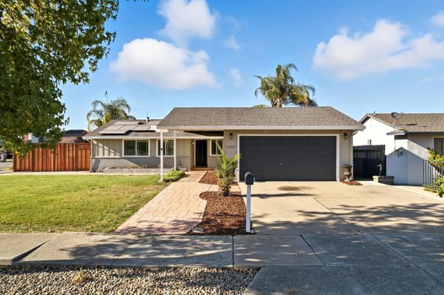 1297 Chesbro Way, Gilroy CA: https://media.crmls.org/mediaz/7b205e1f-df3d-41bf-aff4-a73da6cb6093.jpg