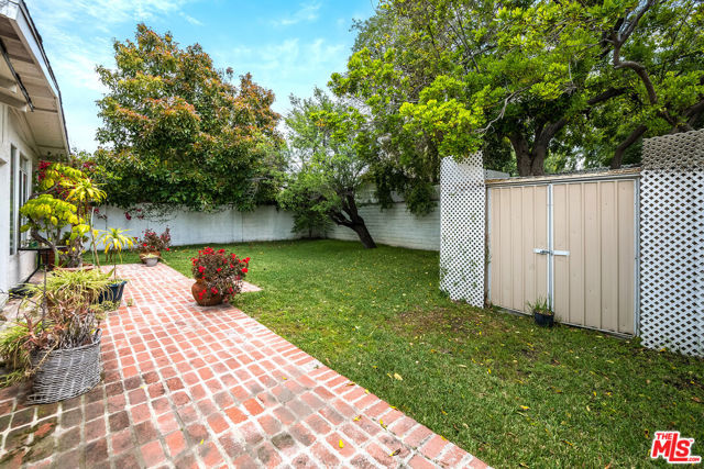 10355 Camarillo Street, Toluca Lake CA: https://media.crmls.org/mediaz/7b20b7fe-1398-422d-87b3-a499e51625ab.jpg