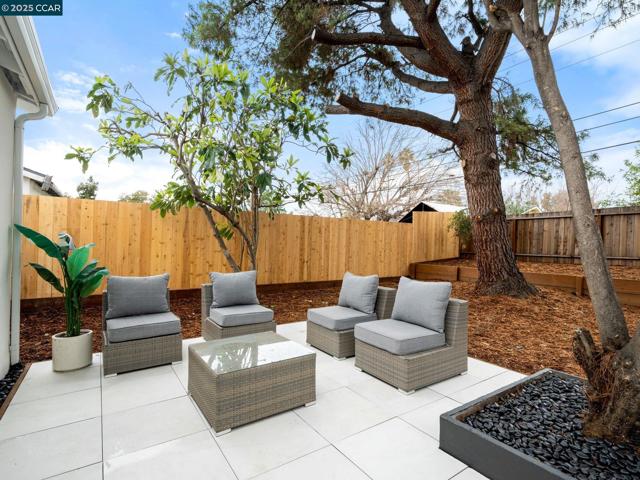 4285 Carter Ct, Concord CA: https://media.crmls.org/mediaz/7b220436-4853-458c-b91a-84a81f3527ba.jpg