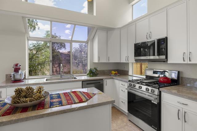 Detail Gallery Image 12 of 60 For 9432 Hito Ct, San Diego,  CA 92129 - 5 Beds | 3 Baths