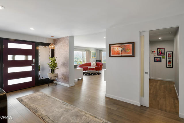 3351 Country Club Drive, Glendale CA: https://media.crmls.org/mediaz/7b222e34-f038-4bb0-94d9-8687dd393ece.jpg
