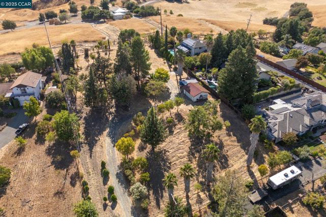 1051 Tilley Cir, Concord CA: https://media.crmls.org/mediaz/7b228c7a-d976-4661-a59a-f72cf2cf5d8b.jpg