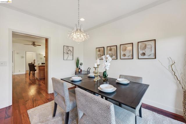 4963 Stoneridge Ct, Oakland CA: https://media.crmls.org/mediaz/7b22e076-0fcc-40ee-88bf-311f1bc7ccc7.jpg