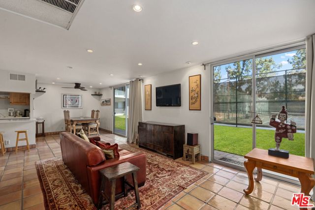 100 S Doheny Drive, Los Angeles CA: https://media.crmls.org/mediaz/7b233d8e-f4f5-46af-b826-b6c1f8455f5b.jpg