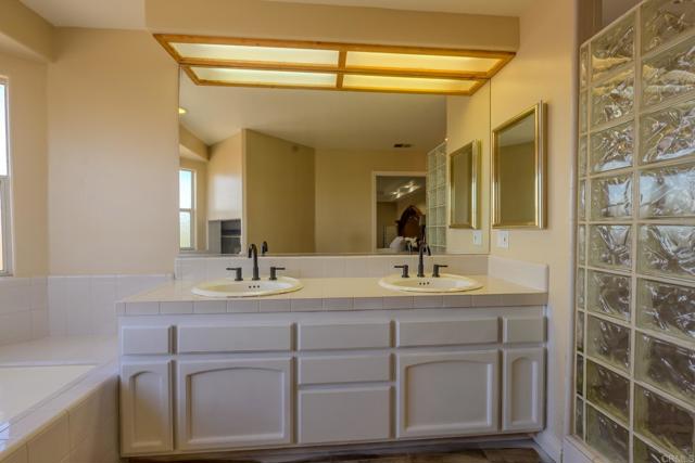 22633 Inspiration Pt, Canyon Lake CA: https://media.crmls.org/mediaz/7b237fa1-b813-4a35-97d9-bf091c39f6ac.jpg