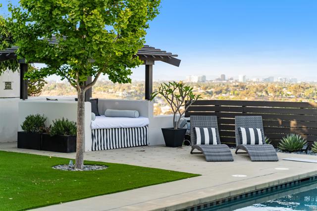 5259 Pacifica Dr, San Diego CA: https://media.crmls.org/mediaz/7b24abf2-3127-4a42-b184-007c09b49610.jpg