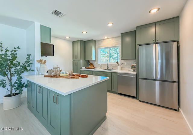 166 Sandberg Street, Thousand Oaks CA: https://media.crmls.org/mediaz/7b253e98-167b-4c70-afdf-93e7c350e87d.jpg