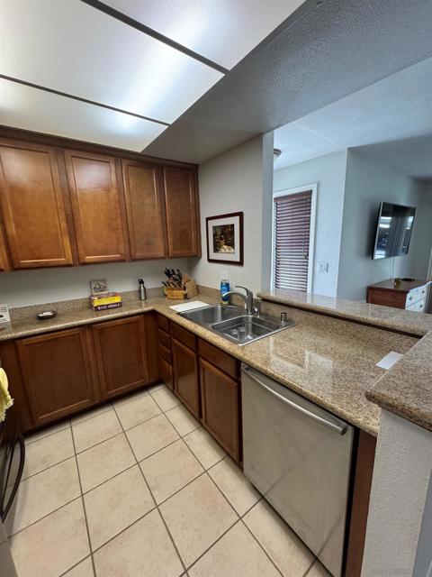 432 Edgehill Ln, Oceanside CA: https://media.crmls.org/mediaz/7b2549e4-cce5-40fd-860c-e83b750c3e07.jpg