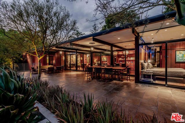 5228 Escalante Drive, La Canada Flintridge CA: https://media.crmls.org/mediaz/7b259ffc-ae87-4751-8820-2d560a99d857.jpg