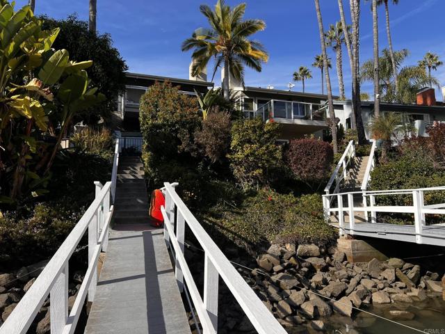 4587 Cove Drive, Carlsbad CA: https://media.crmls.org/mediaz/7b261187-669b-4a27-84a7-63e75d140843.jpg