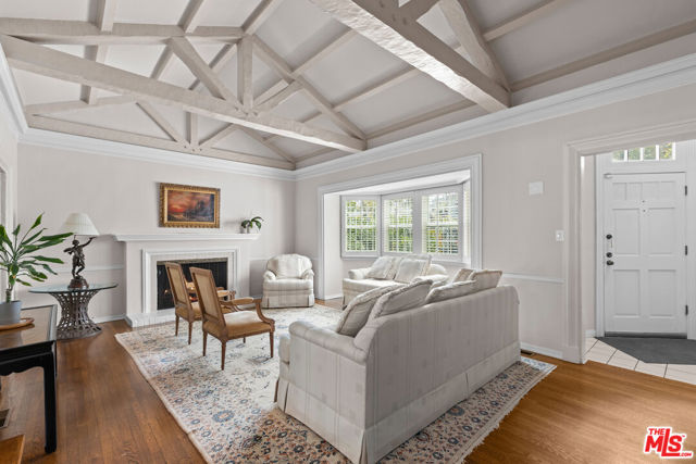 252 S Maple, Beverly Hills CA: https://media.crmls.org/mediaz/7b271898-9ca3-40a0-b5f2-035402103572.jpg