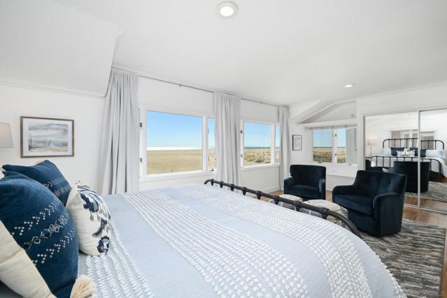 206 E E Oceanfront, Newport Beach CA: https://media.crmls.org/mediaz/7b2733c0-0508-4c9c-9bb2-6e95b130479e.jpg