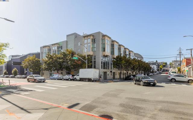 999 16Th St, San Francisco CA: https://media.crmls.org/mediaz/7b27ae94-2ae6-43c8-846d-2efed394e04a.jpg