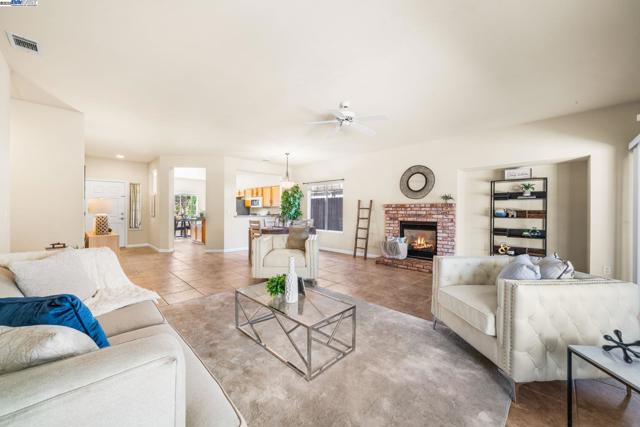 1983 Cork Oak Ln, Manteca CA: https://media.crmls.org/mediaz/7b295111-7a06-4fab-b764-f60fd9d438dd.jpg