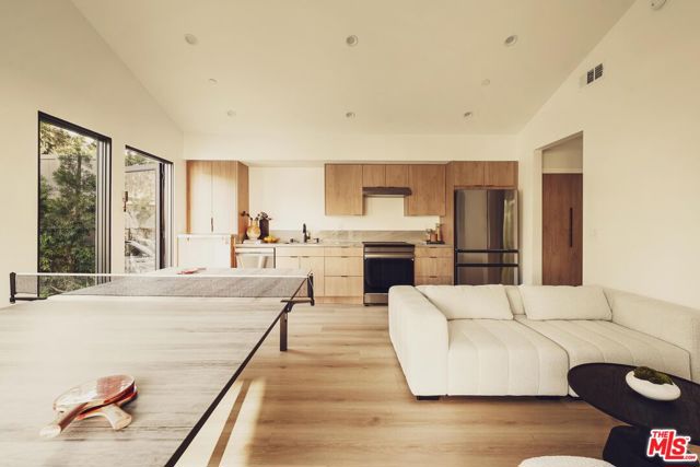 5725 Katherine Avenue, Sherman Oaks CA: https://media.crmls.org/mediaz/7b295440-8591-42e0-b698-63c1a2a2beee.jpg