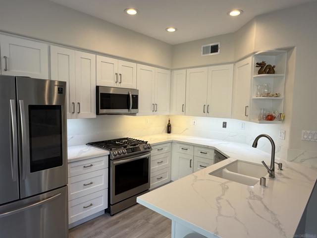 12530 Heatherton Ct, San Diego CA: https://media.crmls.org/mediaz/7b2a4576-545e-4169-8e71-38dcb5f8c238.jpg