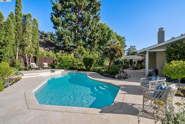290 Bolla Ave, Alamo CA: https://media.crmls.org/mediaz/7b2a8916-7af4-4e7d-920a-697b26ade96c.jpg