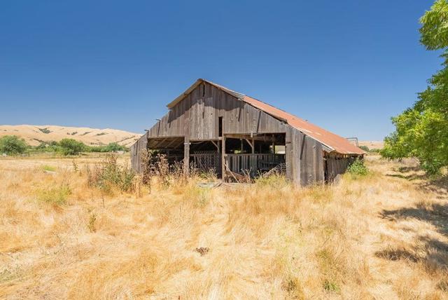 7327 Lovers Lane, Hollister CA: https://media.crmls.org/mediaz/7b2ab499-b5a1-4e8b-a7c8-ea83a755fd57.jpg