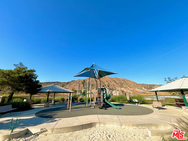 16414 W Nicklaus Drive,  CA: https://media.crmls.org/mediaz/7b2b40b6-523c-4e52-854c-ffb535c9768f.jpg