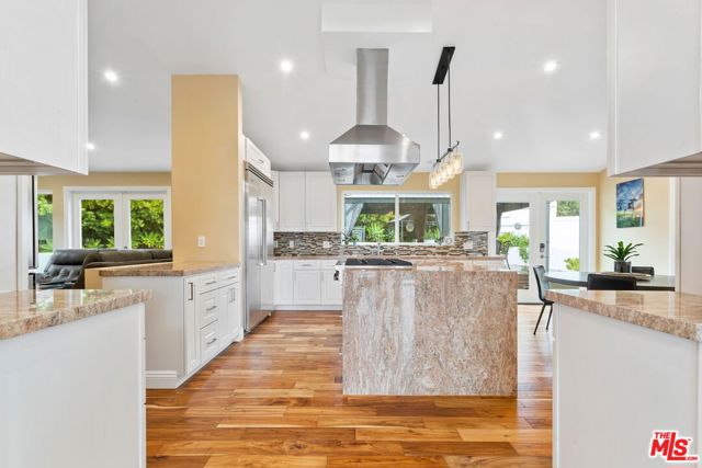 436 Levering Avenue, Los Angeles CA: https://media.crmls.org/mediaz/7b2b66ff-05e8-4093-8c5a-a80c4ad2b1de.jpg