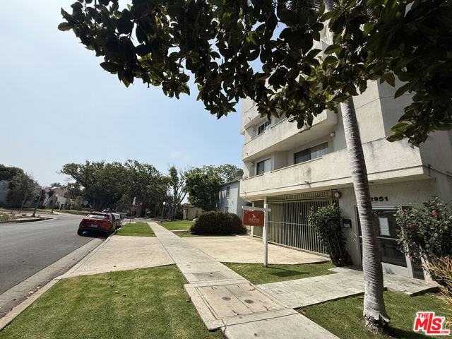 Image 38 of 44 For 1951 Glendon Avenue
