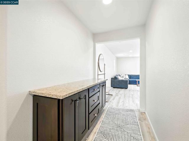 2433 Sanders Ln, Fairfield CA: https://media.crmls.org/mediaz/7b2d3cfa-53c8-4544-b726-675b1da72778.jpg