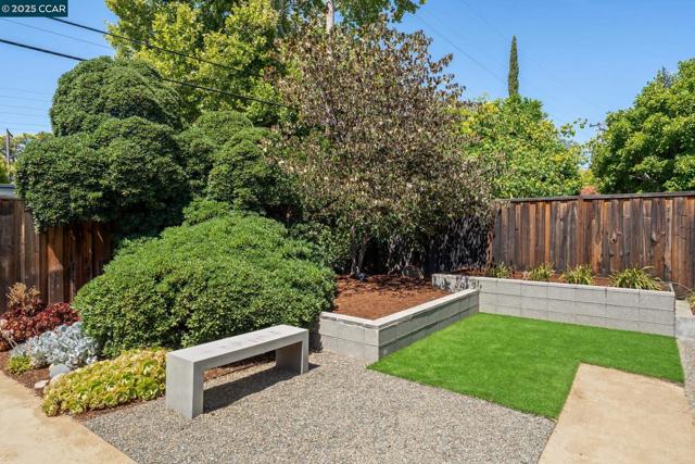 206 Santa Fe Dr, Walnut Creek CA: https://media.crmls.org/mediaz/7b2d6d1b-d585-4ea0-b18d-cdbc4896917b.jpg
