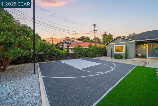 100 Alderwood Rd, Walnut Creek CA: https://media.crmls.org/mediaz/7b2dc3d6-f209-48b7-90dc-3d672915343b.jpg