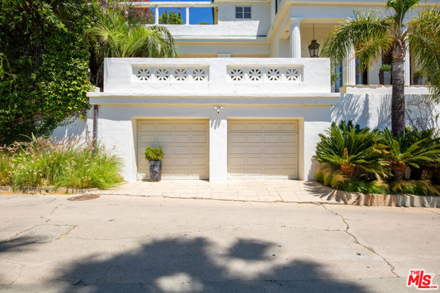 2249 Mountain Oak Drive, Los Angeles CA: https://media.crmls.org/mediaz/7b2df786-1748-4124-81c4-0515168bcdac.jpg