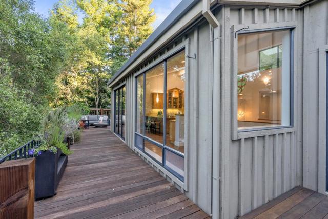 21 Valley Oak Street, Portola Valley CA: https://media.crmls.org/mediaz/7b2dff89-3609-4aff-87bf-b0d86a687f28.jpg