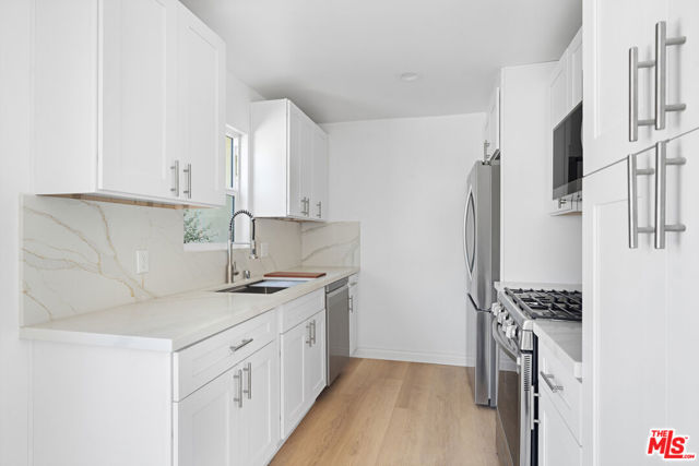814 3rd Street, Santa Monica CA: https://media.crmls.org/mediaz/7b2e5e11-7082-410f-8645-ab824bd6a91d.jpg