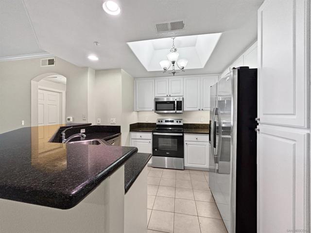 4155 Executive Dr, La Jolla CA: https://media.crmls.org/mediaz/7b2f601c-db51-488d-9066-e531966b4436.jpg