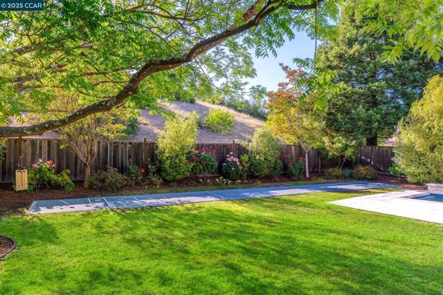 40 Northview Ct, Danville CA: https://media.crmls.org/mediaz/7b302f59-926b-4790-8419-290a1562ffaa.jpg