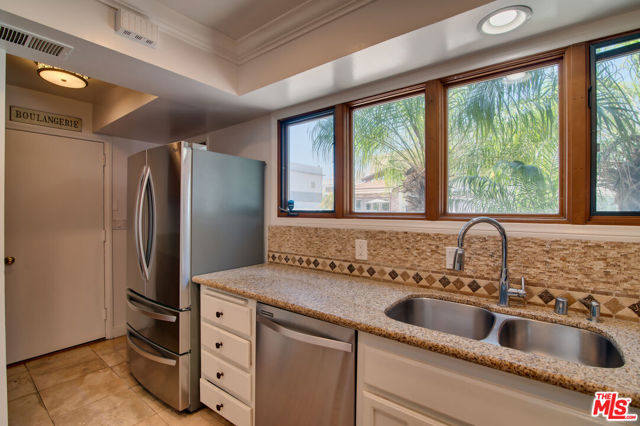 127 Abalone Avenue, Newport Beach CA: https://media.crmls.org/mediaz/7b310672-3d97-47f1-a82a-51126b95ef62.jpg