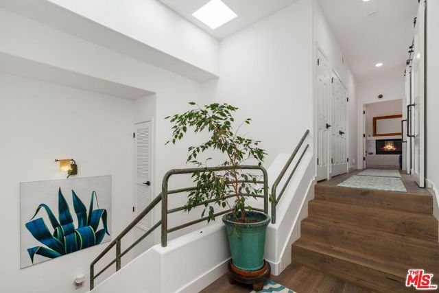 6435 Zumirez Drive, Malibu CA: https://media.crmls.org/mediaz/7b318b4a-2d49-4bb9-b92a-4a1f92a02d43.jpg