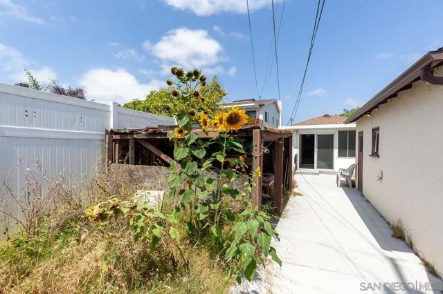231 E, Coronado CA: https://media.crmls.org/mediaz/7b31e982-81d6-494f-83a0-42c9019c966a.jpg
