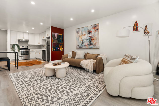 532 N Rossmore Avenue, Los Angeles CA: https://media.crmls.org/mediaz/7b327ff4-5572-435a-94c3-09aa9c36c1be.jpg