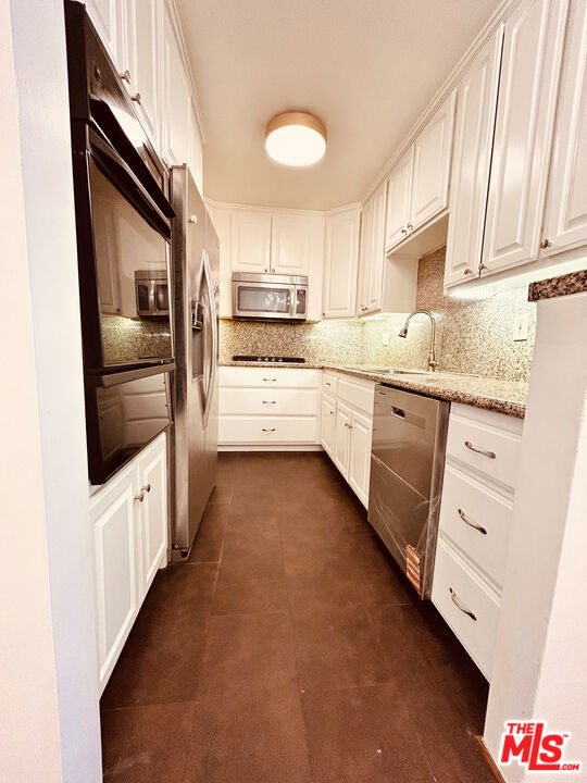 911 N Kings Road, West Hollywood CA: https://media.crmls.org/mediaz/7b32a101-98d7-4a96-b962-4007e9f6b2e9.jpg
