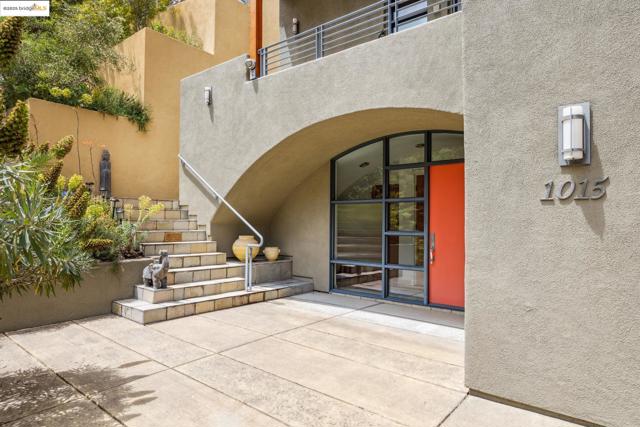 1015 Grand View Dr, Berkeley CA: https://media.crmls.org/mediaz/7b32ba30-e43c-4229-b9ea-32871c179e85.jpg
