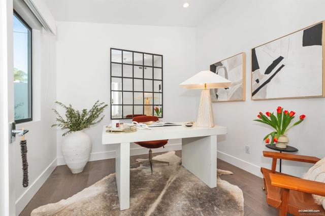 5527 Calumet Ave, La Jolla CA: https://media.crmls.org/mediaz/7b3350bf-bf0e-4f0a-8c3b-7e90bfb84603.jpg