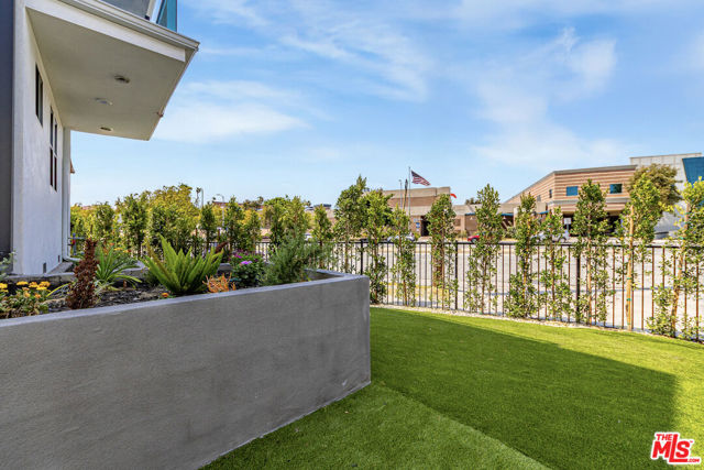 1636 Longwood Avenue, Los Angeles CA: https://media.crmls.org/mediaz/7b3388a2-3e9c-4dfe-a389-339949029f6b.jpg