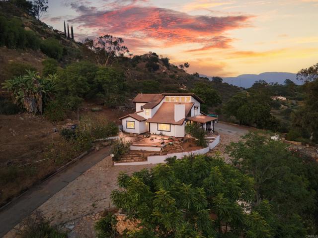 9202 Moon Ridge Road, Fallbrook CA: https://media.crmls.org/mediaz/7b33d61a-8d51-43b2-a93b-eca4ea89fdd6.jpg