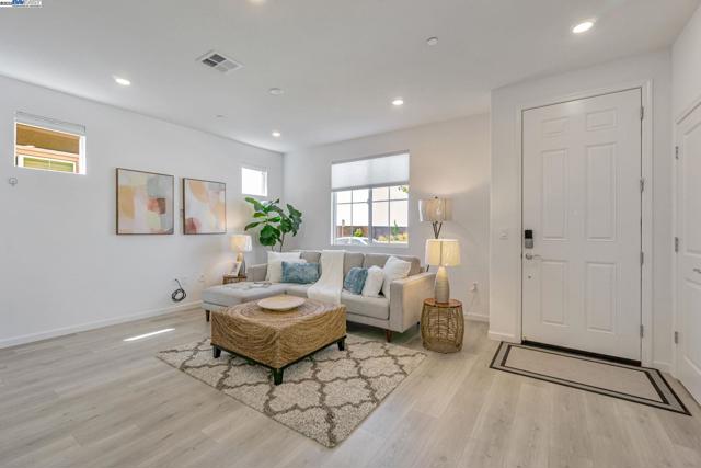 2044 Cottonwood St, Pittsburg CA: https://media.crmls.org/mediaz/7b342481-9244-4fe6-bc5f-baeea48110db.jpg
