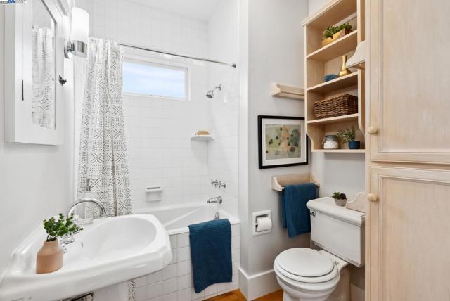 3206 Garfield Ave, Alameda CA: https://media.crmls.org/mediaz/7b34c1d0-b5e6-4226-9ba4-a0e1b4fc800f.jpg
