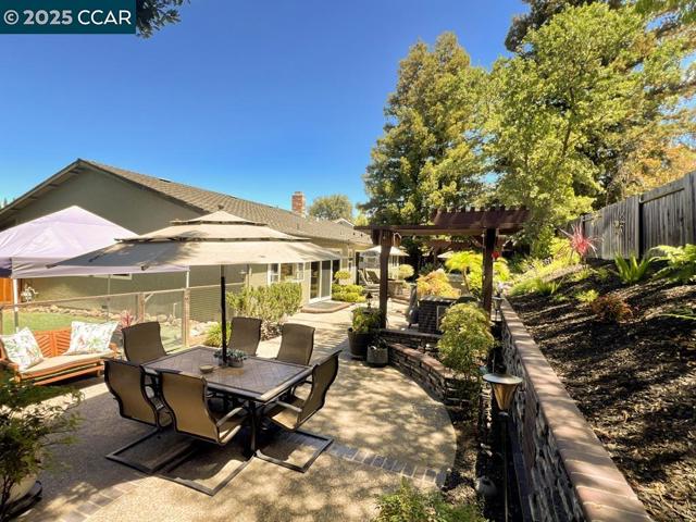 14 Mt Eden Pl, Clayton CA: https://media.crmls.org/mediaz/7b35108d-0c79-467d-a578-b937fb35c157.jpg