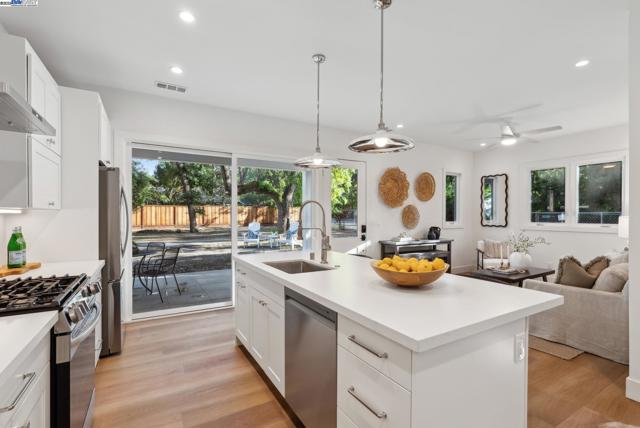 2129 Youngs Ct, Walnut Creek CA: https://media.crmls.org/mediaz/7b359d5f-042b-43c2-8fe2-7891dc8228bb.jpg