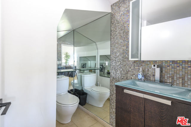 8581 Cole Crest Drive, Los Angeles CA: https://media.crmls.org/mediaz/7b36b5e7-6c49-4e2d-9e76-a8b2f17adbe9.jpg